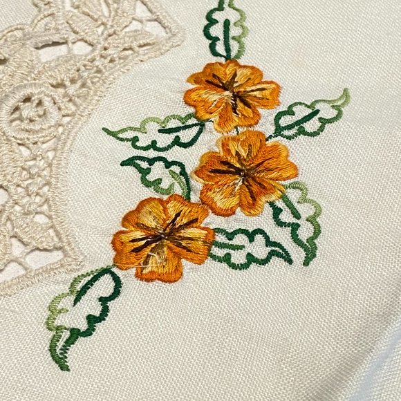 Vintage Oval Doily Centrepiece  Embroidery Linen Floral - Picture 2 of 6